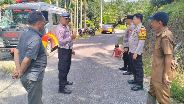 Polisi melakukan olah TKP ambulans terbalik di Luwu Timur.