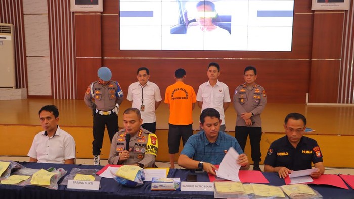 Polisi menangkap pria di Bekasi yang memperkosa dua anak kandungnya.