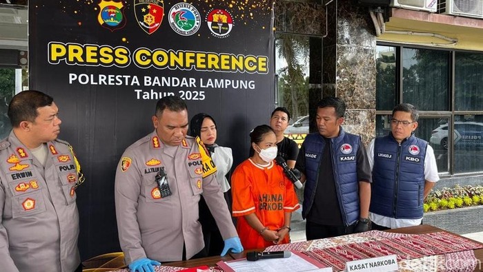 Polisi saat merilis kasus sepasang kekasih berjualan sabu.