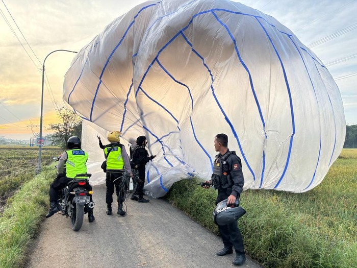 Polres Pekalongan mengamankan balon udara liar saat Syawalan, Senin (7/4/2025).