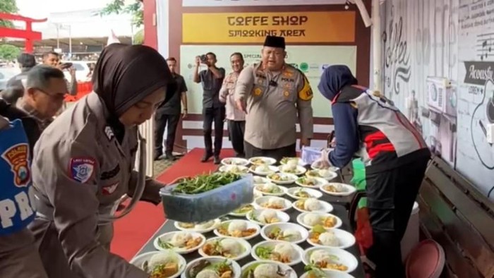 Pos Pelayanan Mudik Polres Pasuruan di Rest Area Masjid Cheng Hoo bagikan makanan bagi pemudik