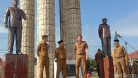 Momen Lucky Hakim bersalaman dengan para ASN sebelum bertolak ke Kemendagri untuk mengklarifikasi polemik liburannya ke Jep