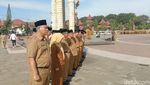 Foto Lucky Hakim Pimpin Apel ASN Indramayu Usai Liburan dari Jepang