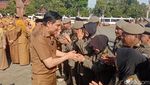 Foto Lucky Hakim Pimpin Apel ASN Indramayu Usai Liburan dari Jepang