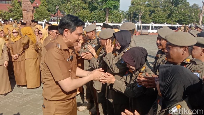 Potret Bupati Indramayu Lucky Hakim Pimpin Apel Usai Libur Lebaran 2025