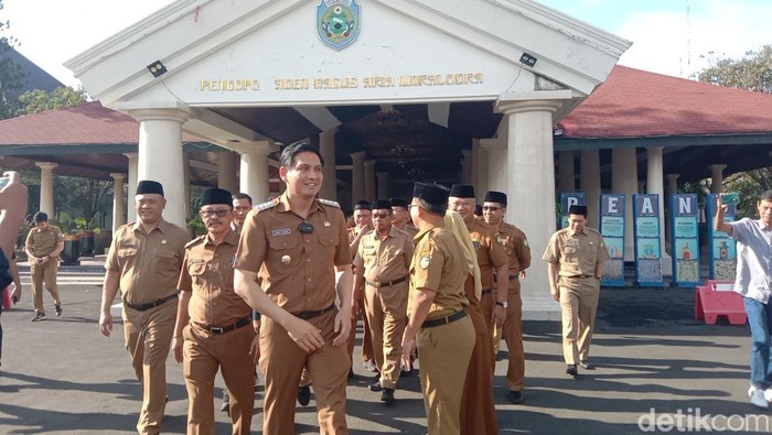 Potret Bupati Indramayu Lucky Hakim Pimpin Apel Usai Libur Lebaran 2025