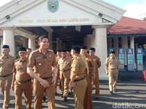Foto Lucky Hakim Pimpin Apel ASN Indramayu Usai Liburan dari Jepang