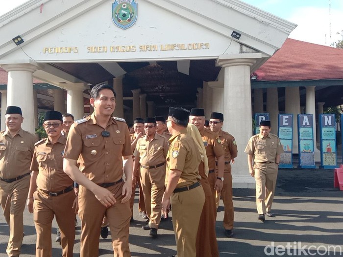 Potret Bupati Indramayu Lucky Hakim Pimpin Apel Usai Libur Lebaran 2025
