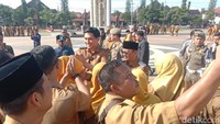 Tidak ketinggalan, sejumlah ASN menyempatkan diri berfoto-foto.