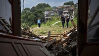 Sepuluh rumah di Kampung Babut Tengah, RT 04/RW 19, Kelurahan Cibabat, Kecamatan Cimahi Utara, Kota Cimahi, rusak akibat bencana pergerakan tanah.
