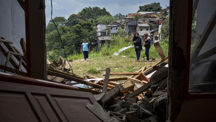 Potret Kerusakan Akibat Pergerakan Tanah di Cimahi Warga berjalan di depan rumah yang rusak akibat pergerakan tanah di Kampung Babut Tengah, Cibabat, Kota Cimahi, Jawa Barat, Selasa (8/4/2025). Berdasarkan data BPBD Kota Cimahi, sebanyak 10 rumah rusak dan 35 jiwa terdampak akibat bencana pergerakan tanah yang melanda kampung tersebut pada Senin (7/4/2025).