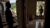 Berdasarkan pendataan BPBD Kota Cimahi, dari sepuluh rumah itu empat di antaranya rusak dengan kategori sedang hingga berat.