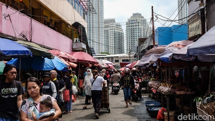 Potret Pasar Tradisional Usai Libur Lebaran Pasar tradisional di Jakarta kembali bergeliat usai libur Idul Fitri. Salah satunya di Pasar Kebayoran Lama, Jakarta Selatan.