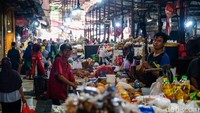 Warga kembali memadati Pasar Kebayoran Lama.