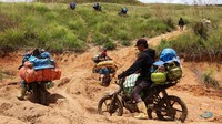 Tarif jasa ojek dari ibu kota kabupaten menuju kecamatan dengan jarak tempuh sekitar 126 kilometer tersebut mencapai Rp 700 ribu per orang akibat akses jalan yang rusak parah.  