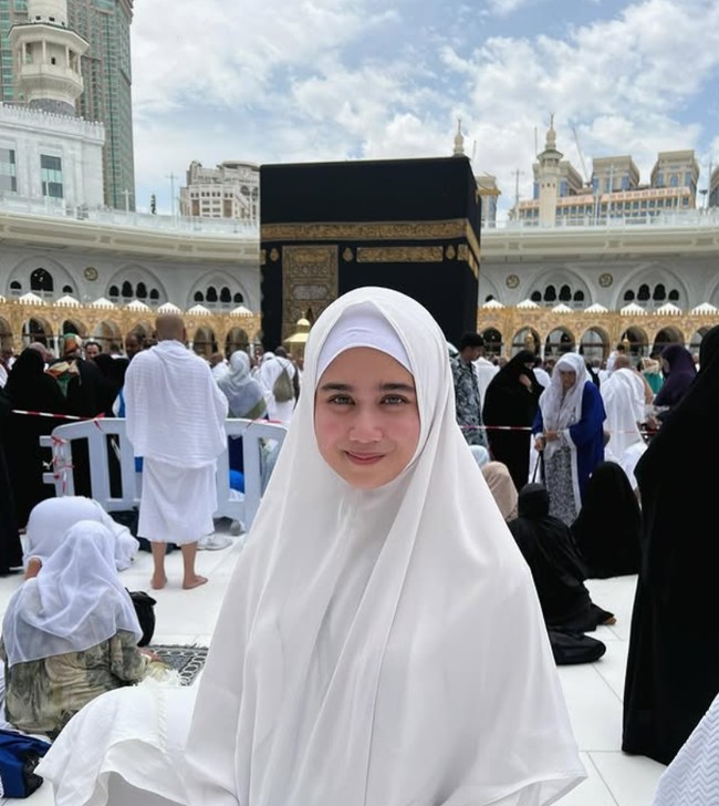 Dikutip dari laman Instagramnya, Tissa Biani Azzahra menunaikan ibadah umrah pada 5 April 2024. Penampillan Tissa terlihat pangling karena menggunakan hijab syari putih. Alhamdulillah Masya Allah Tabarakallah.. Assalamualaikum Baitullah, terima kasih Ya Allah telah mengizinkan aku untuk kembali lagi kesini, tulis Tissa. Foto: Dok. Instagram @tissabiani.