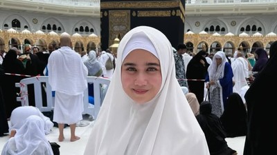 7 Foto Gaya Tissa Biani Pakai Hijab Syari Serba Putih Saat Umrah