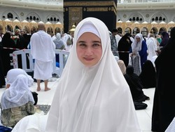 7 Foto Gaya Tissa Biani Pakai Hijab Syari Serba Putih Saat Umrah