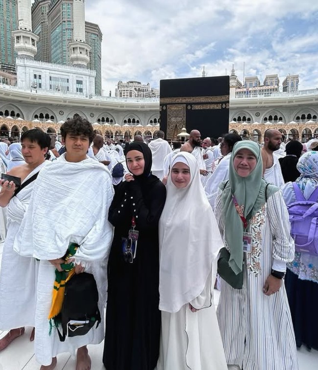 Tissa mengabadikan momen ketika berada di depan Ka’bah bersama dengan Michelle Ziudith, Asma Nadia dan Arbani Yasiz. Tissa mengenakan abaya, hijab syari lengkap dengan inner warna serba putih. Foto: Dok. Instagram @tissabiani.