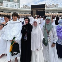 Tissa mengabadikan momen ketika berada di depan Ka’bah bersama dengan Michelle Ziudith, Asma Nadia dan Arbani Yasiz. Tissa mengenakan abaya, hijab syari lengkap dengan inner warna serba putih. Foto: Dok. Instagram @tissabiani.