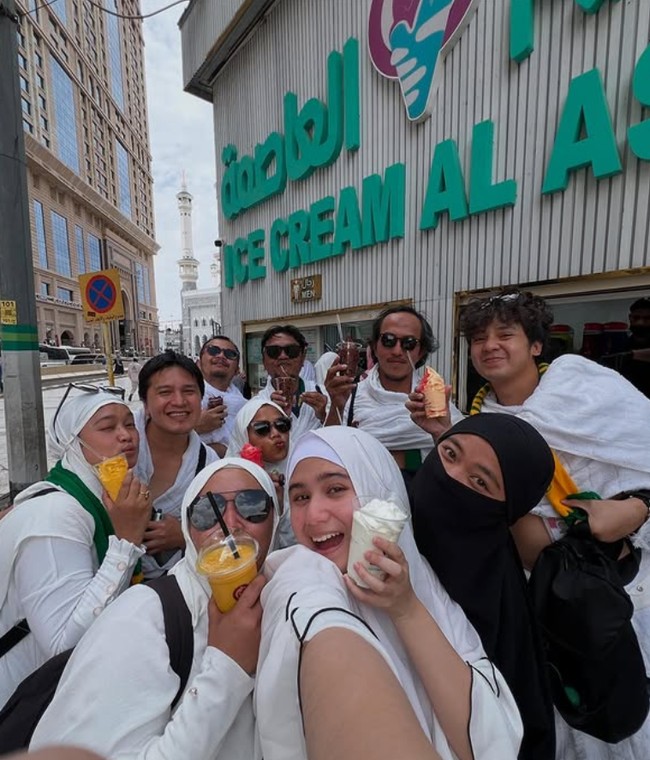 Kekasih Abdul Jaelani ini juga membagikan momen saat berada di Tanah Suci. Ia terlihat memakai busana serba putih dengan wajah tanpa makeup.Foto: Dok. Instagram @tissabiani.