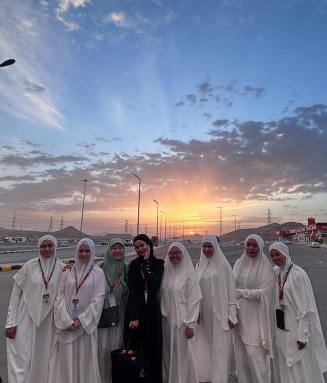 Tissa berangkat umrah saat film yang ia bintangi Norma: Antara Mertua dan Menantu sedang serentak diputar di bioskop Tanah Air. Foto: Dok. Instagram @tissabiani.