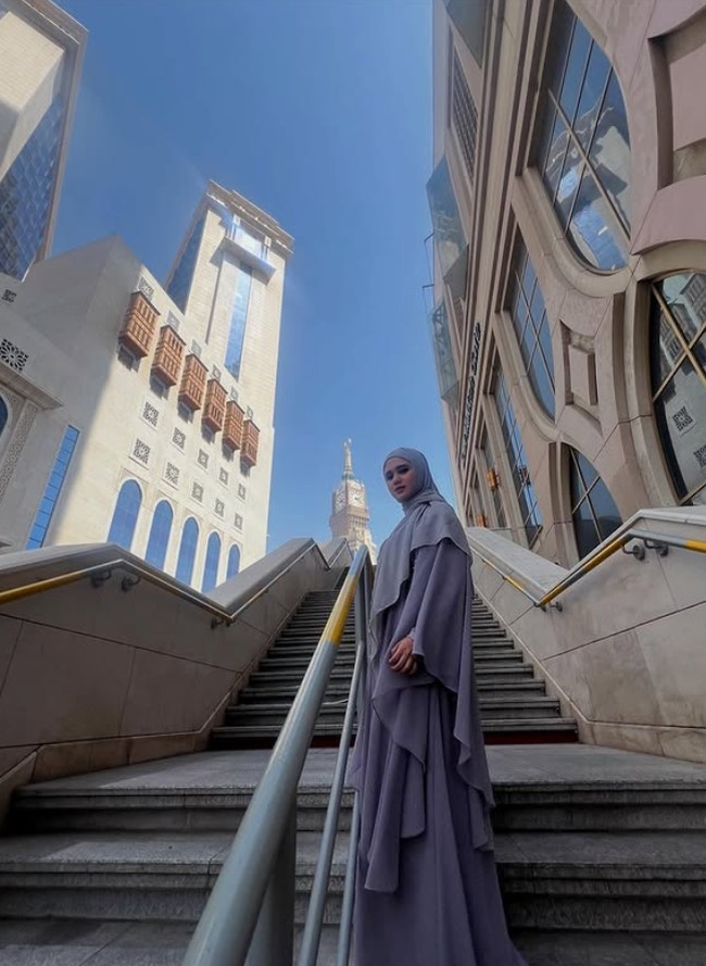Postingan Tissa Biani yang memesona berhijab selama umrah langsung mendapatkan banjir pujian dari warganet. ”MasyaAllah tabarakallah, semakin cantik aja semoga dilancarkan semua rukun da sunnahnya,” ucap pengguna Instagram @menceva99. “Kak tissaaa, MasyaAllah cantik bgtt aku juga bisa kesana aamiin,” ujar akun @els_yess. Foto: Dok. Instagram @tissabiani.