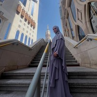 Postingan Tissa Biani yang memesona berhijab selama umrah langsung mendapatkan banjir pujian dari warganet. ”MasyaAllah tabarakallah, semakin cantik aja semoga dilancarkan semua rukun da sunnahnya,” ucap pengguna Instagram @menceva99. “Kak tissaaa, MasyaAllah cantik bgtt aku juga bisa kesana aamiin,” ujar akun @els_yess. Foto: Dok. Instagram @tissabiani.