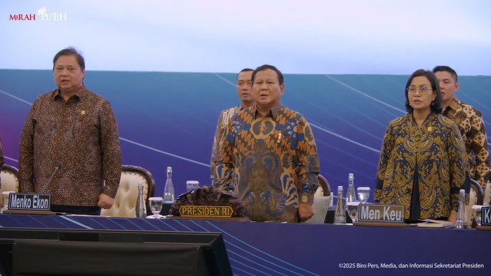 Presiden Prabowo Subianto dalam acara sarasehan ekonomi di Menara Mandiri, Jalan Jenderal Sudirman, Jakarta Selatan, Selasa (8/4/2025).