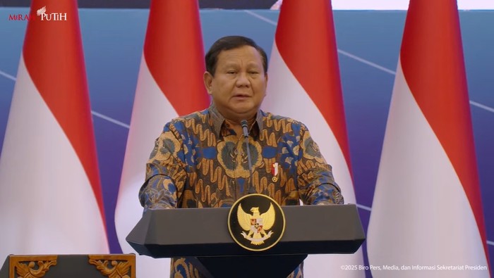 Presiden Prabowo Subianto dalam acara sarasehan ekonomi di Menara Mandiri, Jalan Jenderal Sudirman, Jakarta Selatan, Selasa (8/4/2025).