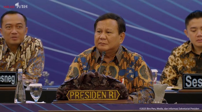 Prabowo Subianto dalam sesi tanya jawab sarasehan ekonomi di Menara Mandiri, Jalan Jenderal Sudirman, Jakarta Selatan, Selasa (8/4/2025).