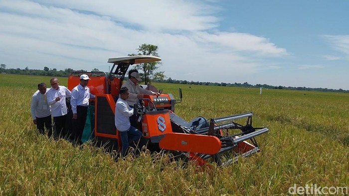 Presiden Prabowo Subianto saat jajan Combine Harvester Harfia.