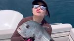 Strike! Prilly Latuconsina Bikin Omara Esteghlal Suka Mancing di Laut
