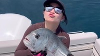 Strike! Prilly bergaya dengan ikan hasil pancingannya. Foto: dok. Instagram Story Prilly Latuconsina