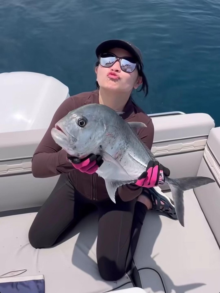 Prilly Latuconsina dan Omara Esteghlal mancing.