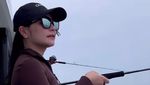 Strike! Prilly Latuconsina Bikin Omara Esteghlal Suka Mancing di Laut
