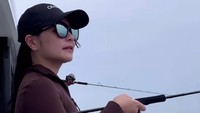 Gaya Prilly Latuconsina santai memainkan joran dari atas yacht. Foto: dok. Instagram Story Prilly Latuconsina