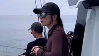 Saking asyiknya, kaki Prilly sampai naik ke pinggiran dek kapal saat memancing. Foto: dok. Instagram Story Prilly Latuconsina