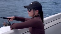 Prilly Latuconsina juga sampai duduk bersimpuh di dek kapal sambil menunggu ikan tertarik menghampiri kail jorannya. Foto: dok. Instagram Story Prilly Latuconsina