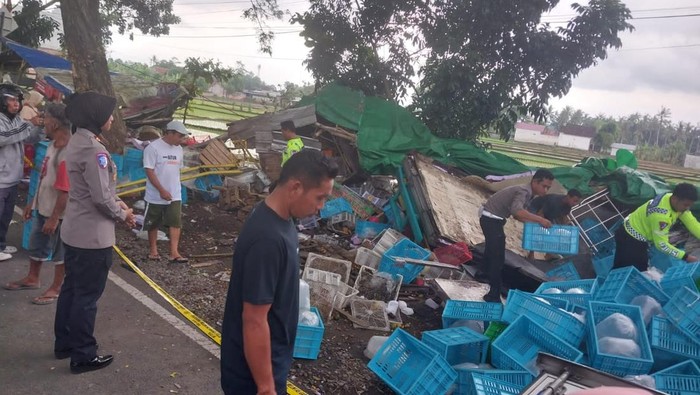 Proses evakuasi korban dan kendaraan yang terlibat kecelakaan di Jalan Bypass Bandara Internasional Lombok (BIL), tepatnya di Desa Kuripan, Lombok Barat, Selasa (8/4/2025) sore. (Istimewa)