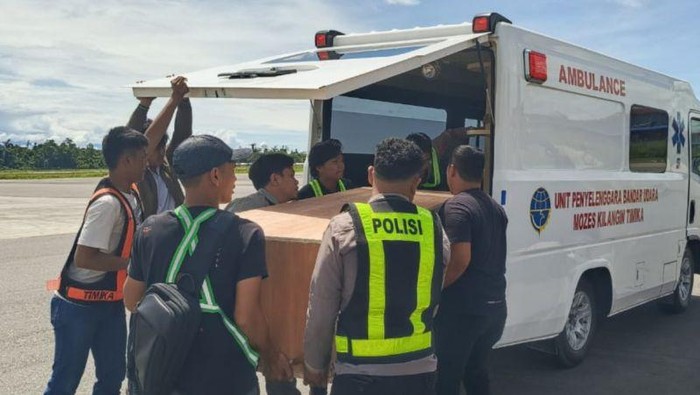 Proses evakuasi mantan Kapolsek Mulia Iptu (Purn) Djamal Renhoat di Bandara Udara Mozes Kilangin Timika, Selasa (8/4) (ANTARA/HO-Dokumen pribadi)