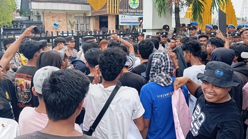 Ratusan warga, TO, pelaku pariwisata lingkar Gunung Rinjani dari Kecamatan Senaru, Lombok Utara, berdemonstrasi untuk menuntut penambahan kuota pendaki di Kantor Balai TNGR, Selasa (8/4/2025). (Ahmad Viqi/detikBali)