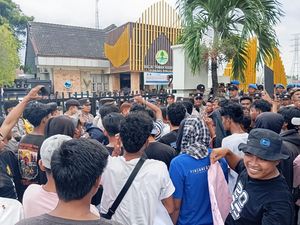 Tuntut Penambahan Kuota Pendaki, Warga-Pelaku Wisata Demo di Balai TNGR