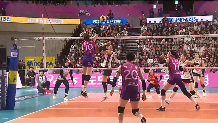 Red Sparks vs Pink Spiders di final kelima dari best of five final Liga Voli Putri Korea (V-League) 2024/2025 di Incheon, 8 April 2025.