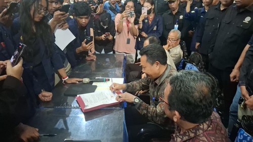 Rektor Unud, I Ketut Sudarsana, menandatangani Surat Kesepakatan Bersama tentang Pembatalan PKS dengan Kodam Udayana, Selasa (8/4/2025). (Fabiola Dianira/detikBali)