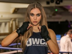 Foto: Pesona Ratu Kecantikan Inggris yang Beralih Jadi Petinju