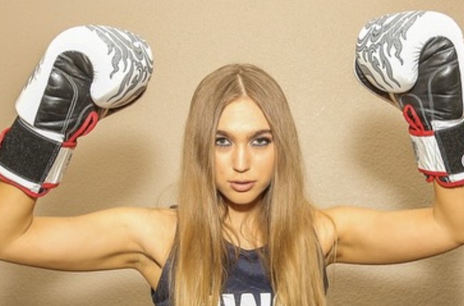 “Namun, saya harap keputusan ini menunjukkan bahwa seseorang bisa punya minat yang beragam dan mampu menembus stereotip,” ucapnya. Foto: dok. Instagram @rheannacartier