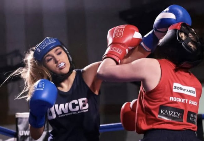 “Saya mulai berlatih kickboxing sebagai bagian dari program kebugaran untuk persiapan kontes swimsuit. Tapi ternyata saya benar-benar menyukainya. Saat mendengar tentang pertandingan tinju amal, saya merasa ini adalah cara sempurna untuk menggabungkan minat baru saya dengan mendukung tujuan sosial yang saya pedulikan,” ungkap wanita asal Inggris itu.  Foto: dok. Instagram @rheannacartier