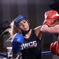 “Saya mulai berlatih kickboxing sebagai bagian dari program kebugaran untuk persiapan kontes swimsuit. Tapi ternyata saya benar-benar menyukainya. Saat mendengar tentang pertandingan tinju amal, saya merasa ini adalah cara sempurna untuk menggabungkan minat baru saya dengan mendukung tujuan sosial yang saya pedulikan,” ungkap wanita asal Inggris itu.  Foto: dok. Instagram @rheannacartier