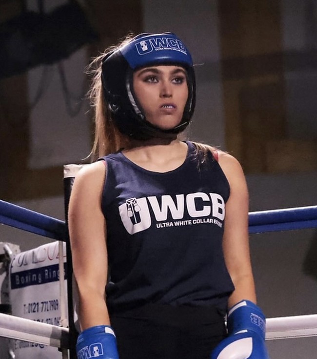 Kini fokusnya bergeser ke pelatihan intensif untuk pertandingan tinju amal. Rheanna berlatih keras dan disiplin demi kemenangannya di ring tinju.  Foto: dok. Instagram @rheannacartier